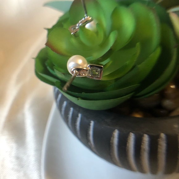 ⚡️Host Pick⚡️Vintage Pearl & CZ Earrings - Picture 3 of 8